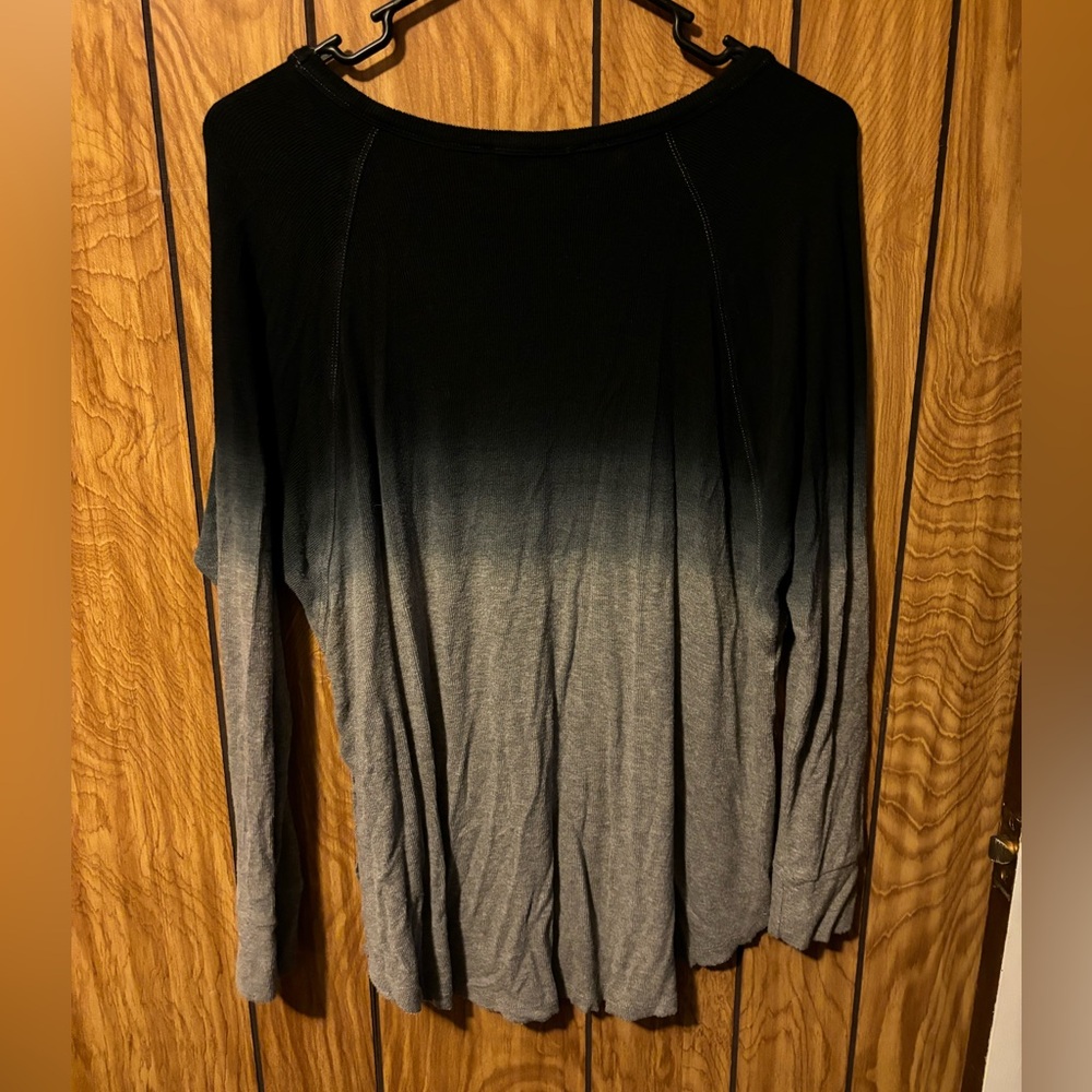 Small, black to grey gradient, Olivaceous long sleeve top